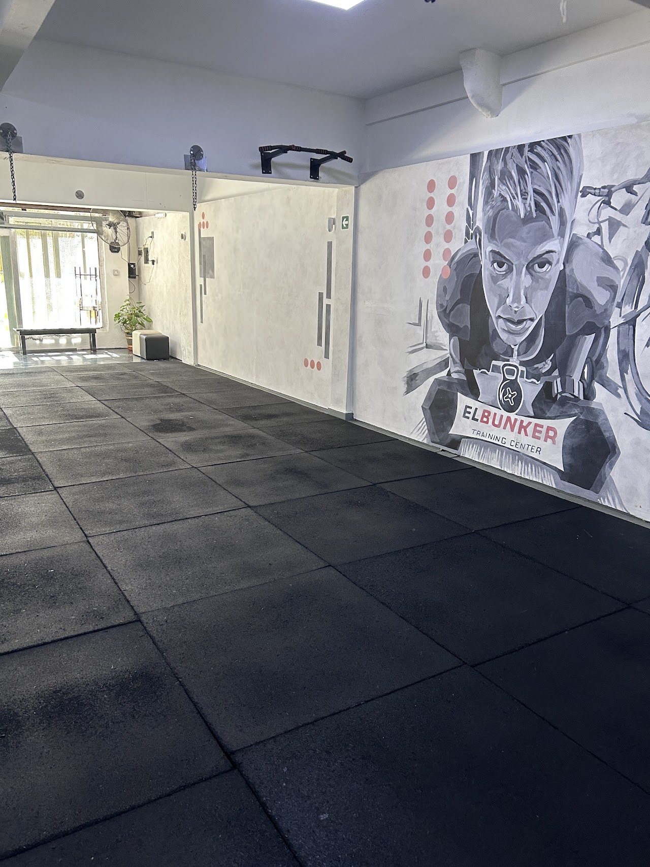 Atleta femenina levantando una kettlebell